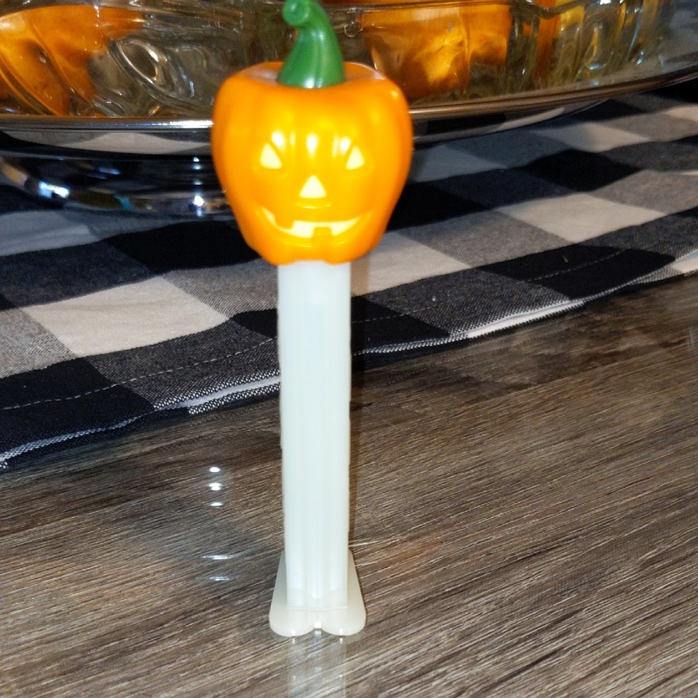 2012 PUMPKIN PEZ HALLOWEEN Jack-o'-lantern (Glow in the Dark) Rare Collector